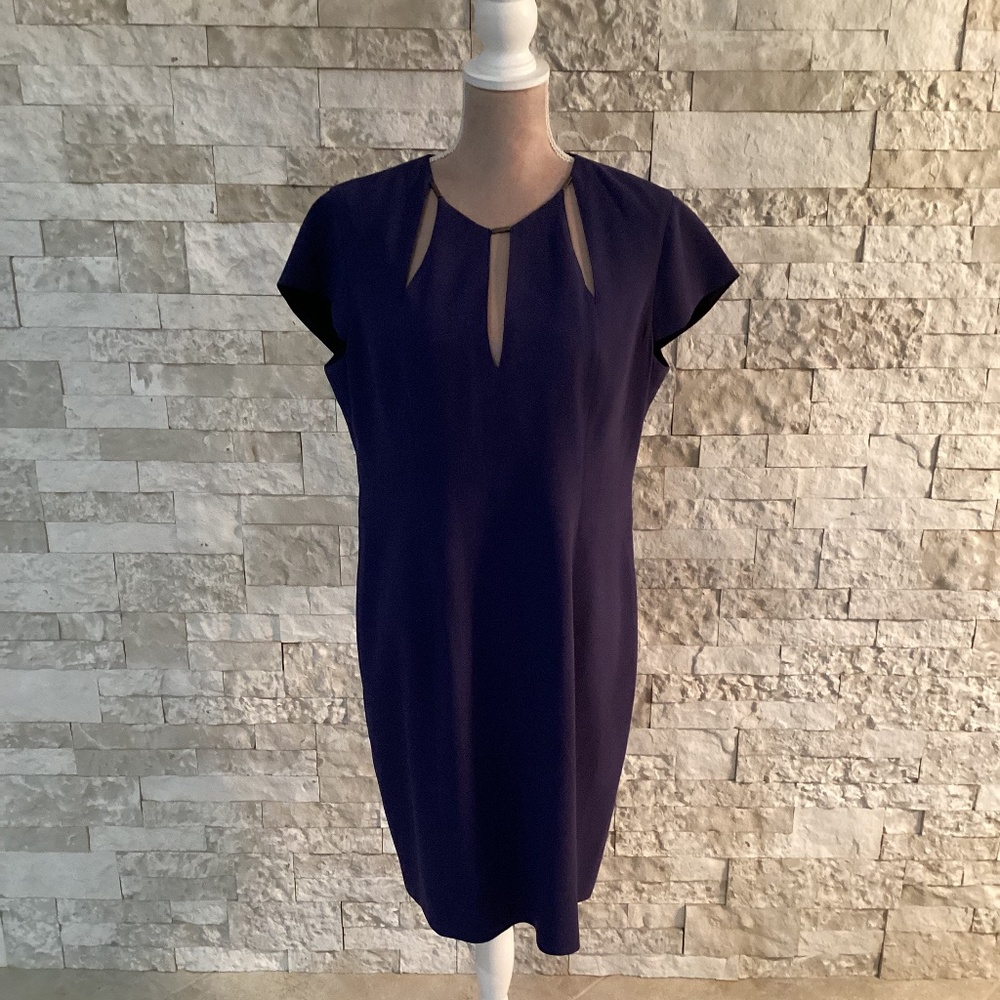 Elie Tahari Crepe Keyhole Dart Dress